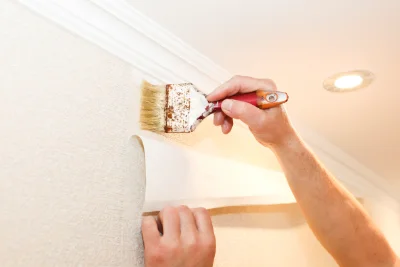 Pose de papier peint à Saint-Vite — revêtements muraux et toiles de verre
